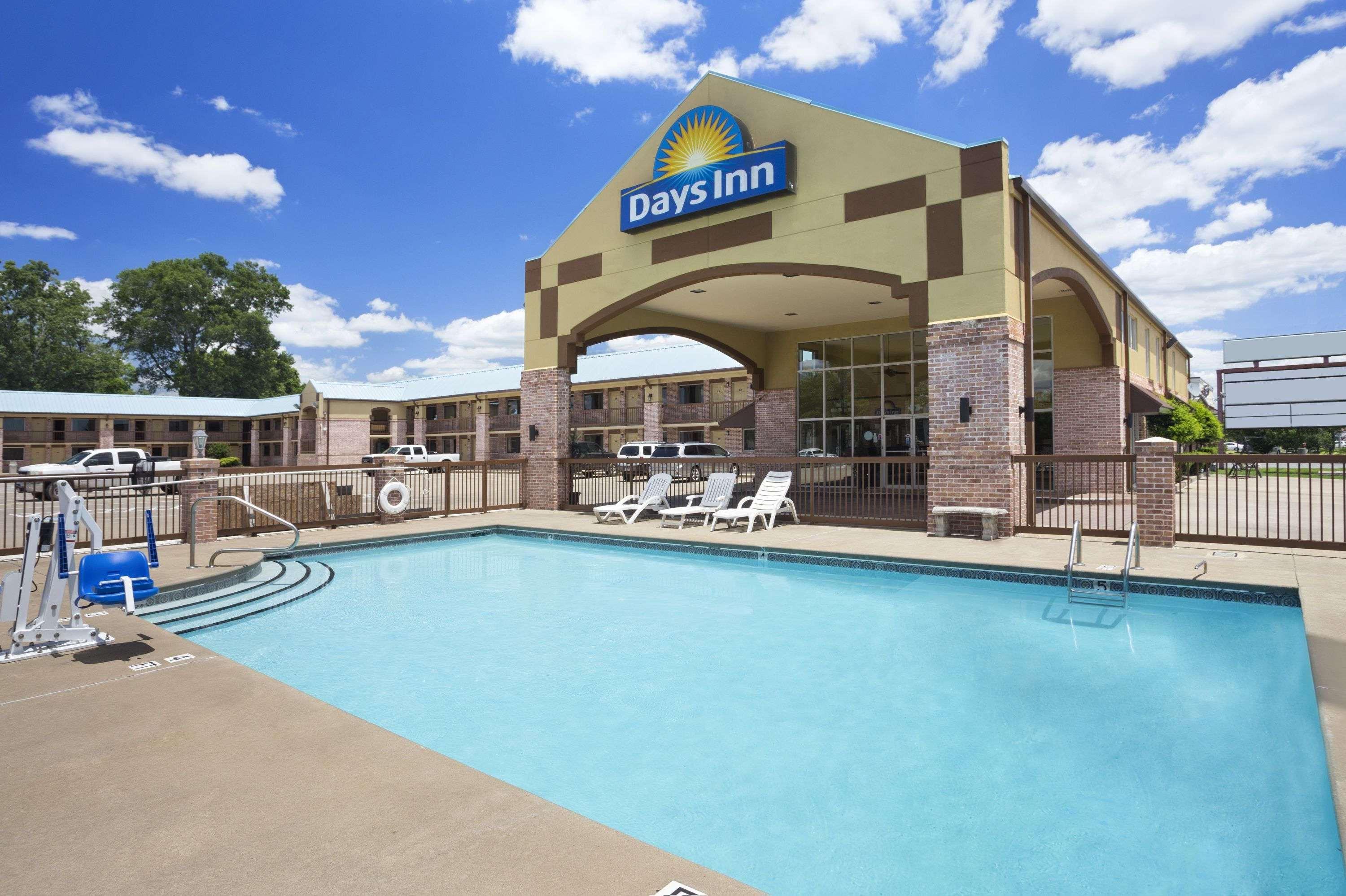 Days Inn By Wyndham Conway Exterior photo