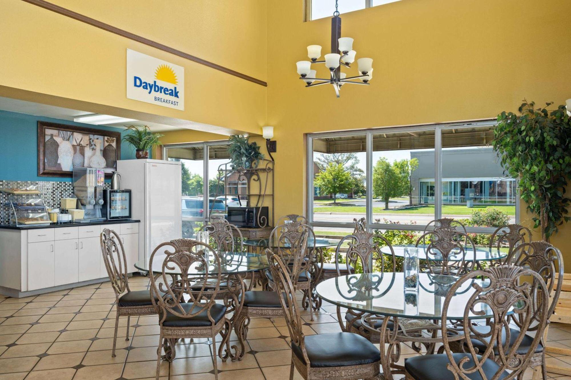 Days Inn By Wyndham Conway Exterior photo